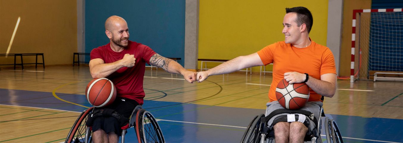 Koszykarze na wózkach inwalidzkich, na sali treningowej