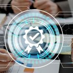 Grafika wraz z obrazem dłoni