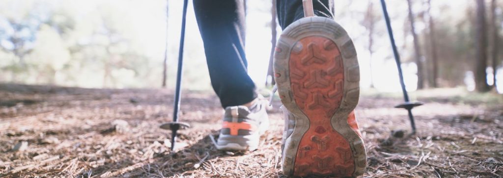 Osoba idąc z kijkami - nordicwalking