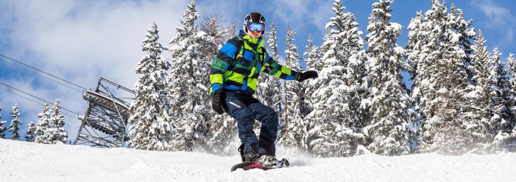 Mężczyzna jeżdżący na desce snowboardowej