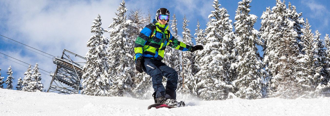 Mężczyzna jeżdżący na desce snowboardowej