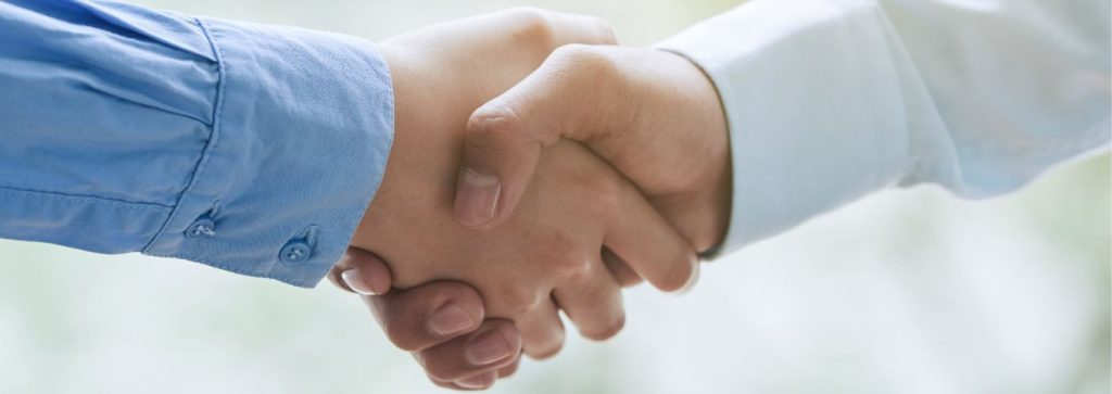 Dwóch mężczyzn podających sobie ręce