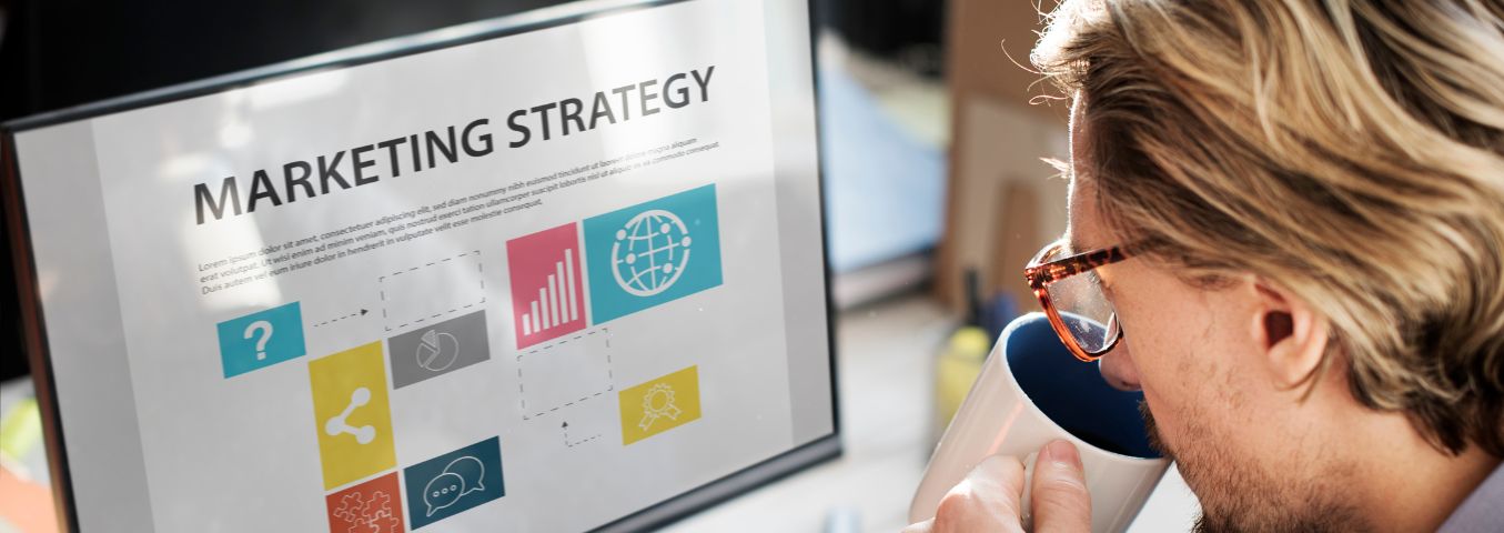 Mężczyzna patrzący w monitor