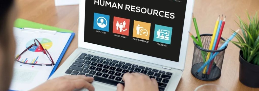 dłonie na komputerze