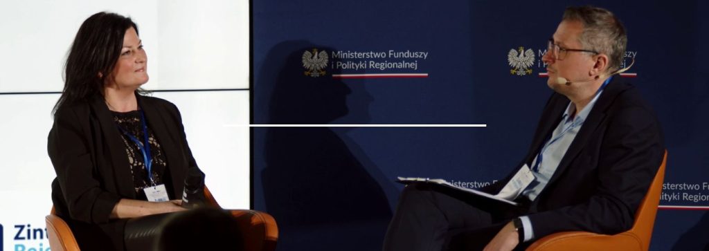 Dwie osoby rozmawiające podczas konferencji