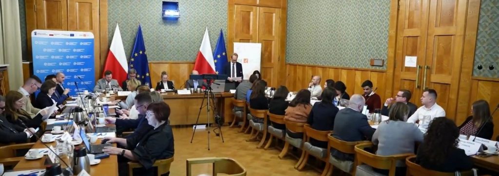 Zdjęcie przedstawiające osoby zaproszone na konferencję