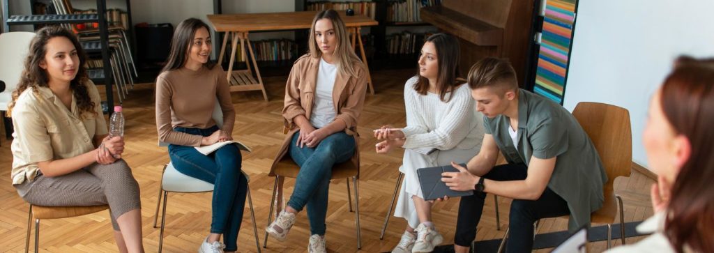 Grupa osób znajdująca się w klasie