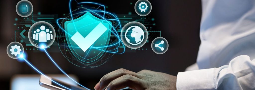 Zbliżenie na dłonie mężczyzny korzystającego z tabletu. Nad tabletem widnieją m.in. symbole znaku sukcesu