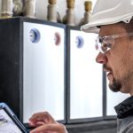 Od pracy tego specjalisty zależy bezpieczeństwo wielu ludzi