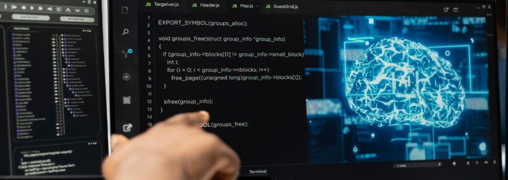 Ręka wyciągnięta w stronę monitorów