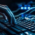 dłoń na klawiaturze