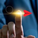 dłoń ze strzałką wskazującą mijający rok