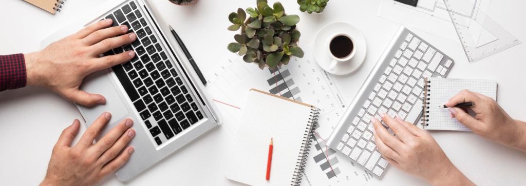 Dlonie i klawiatury na stole