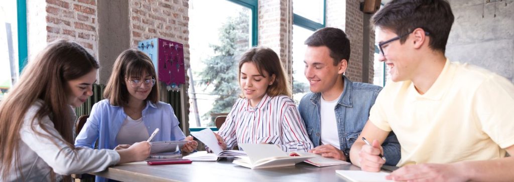 Studenci podczas zajęć