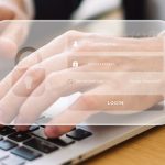 Dłonie przy laptopie