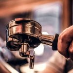 Dłonie, barista, robienie kawy