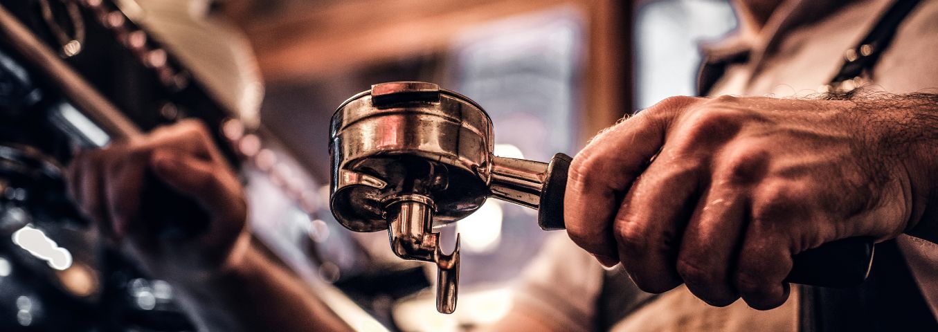 Dłonie, barista, robienie kawy