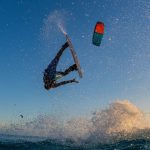 Osoba pływająca na kitesurfingu