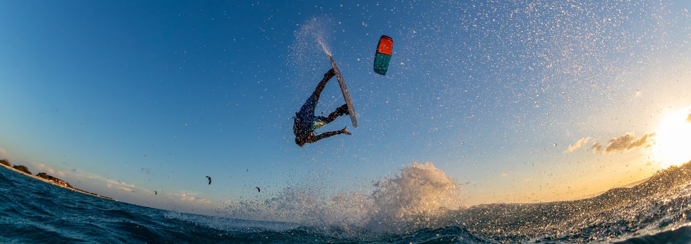 Osoba pływająca na kitesurfingu