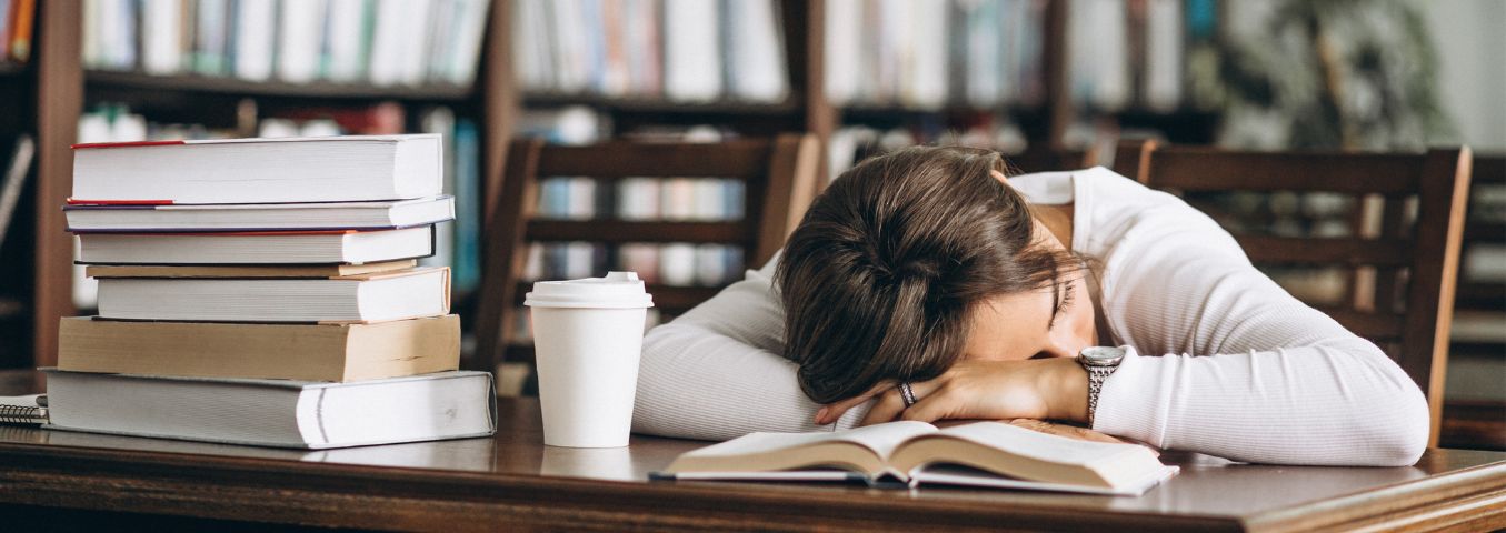 Śpiąca studentka